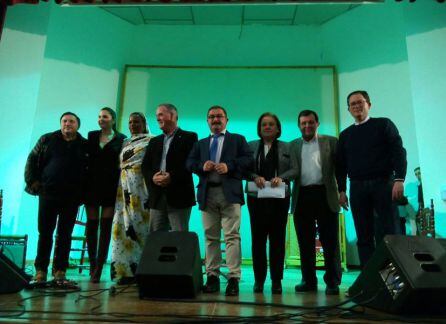 En el escenario tras la gala: Paco Ortega, Ana Corbel, Aziza Brahim, Manuel Vallejo, José Castro, presidenta local ONG, Maria Dolores Moreno, Basilio Dueñas y Juan Antonio López