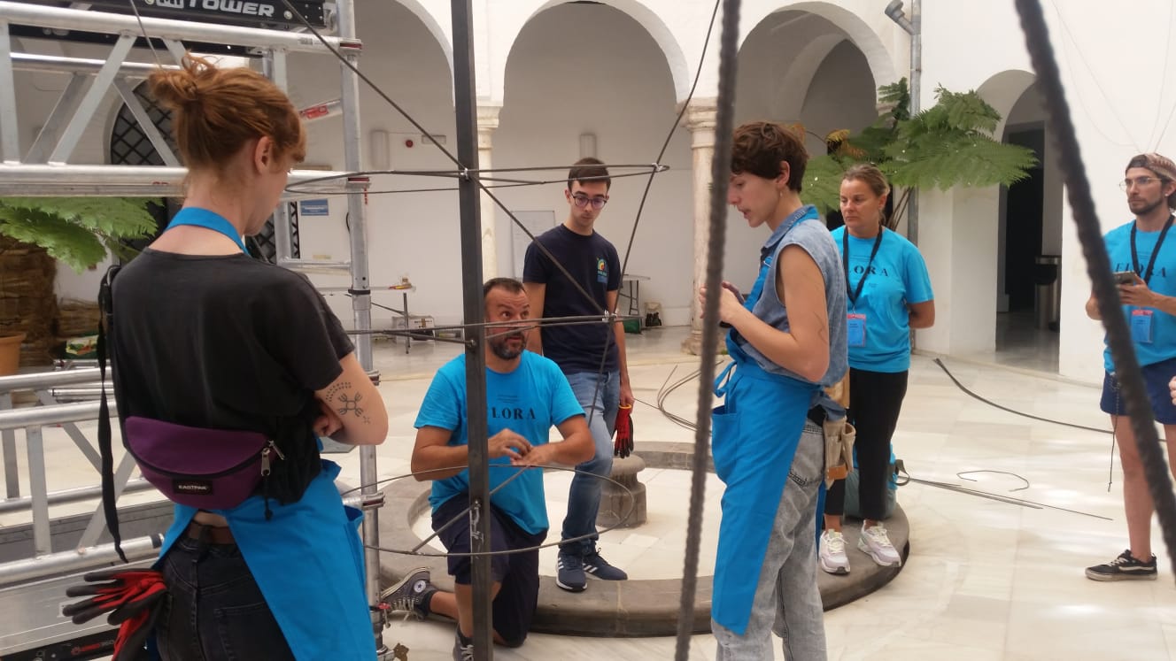 El equipo de la artista Eugenia Diego trabaja en el montaje de Patio Talento