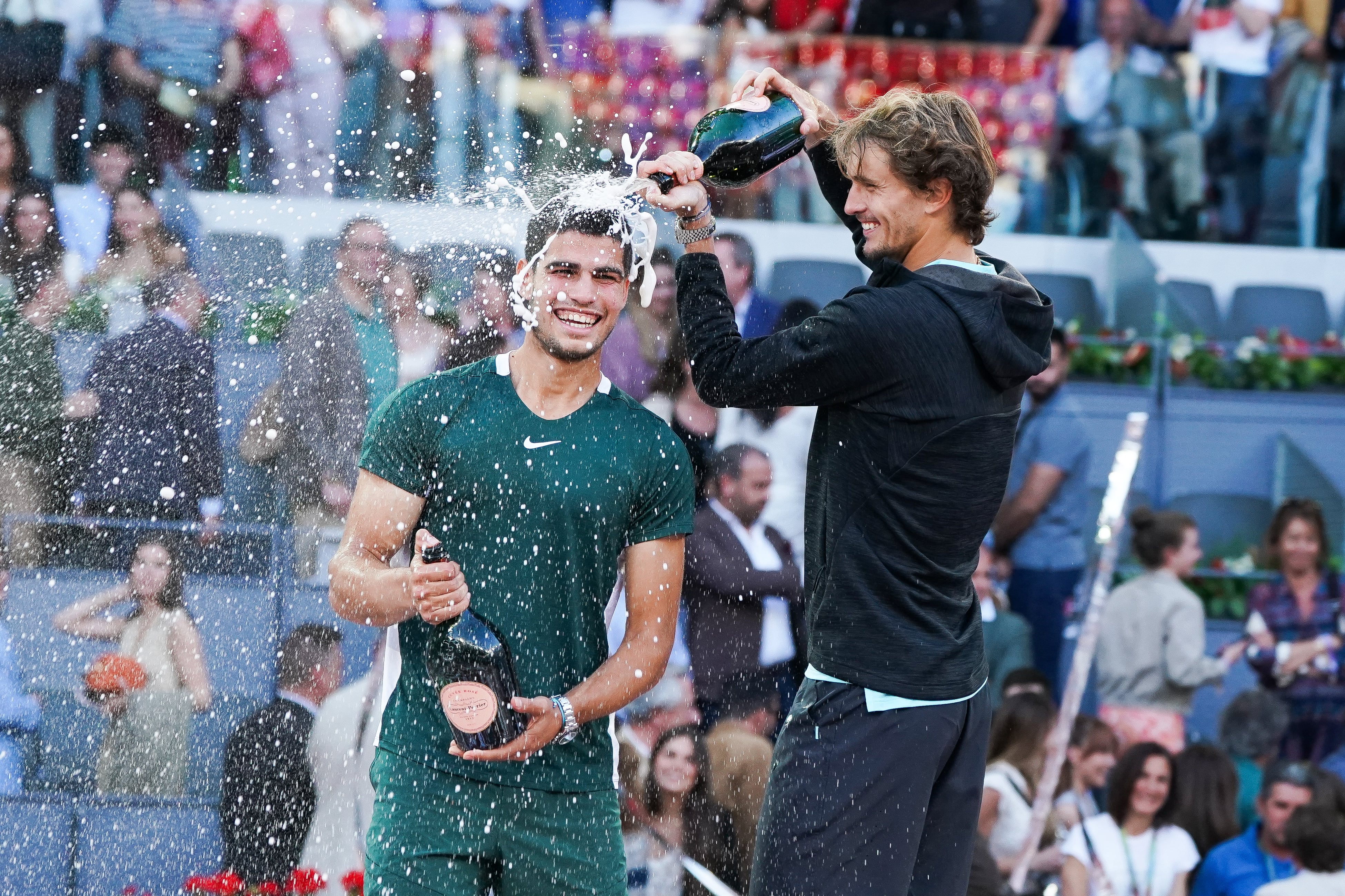 Carlos Alcaraz bañado en champagne por parte de Alexander Zverev