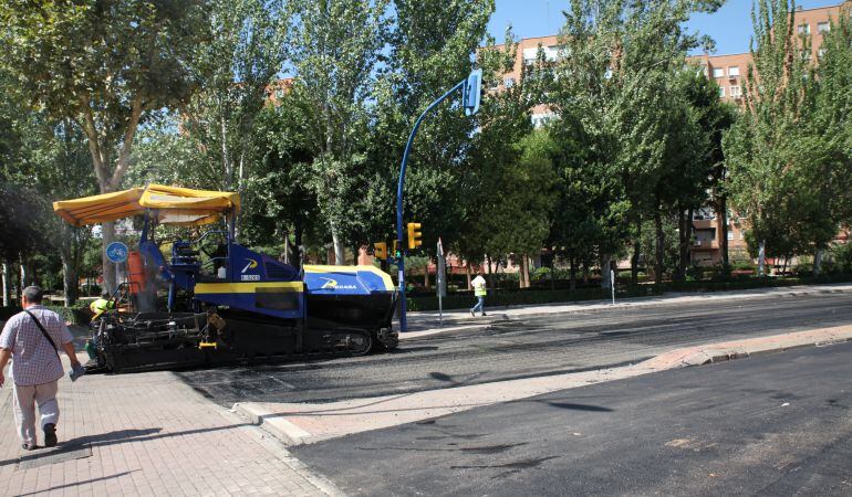 Obras de asfaltado realizadas en la Avenida de España, esquina con la calle Móstoles.