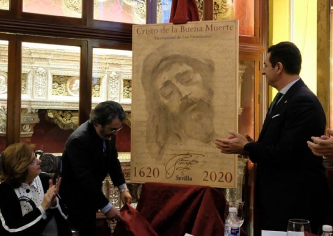 El pintor Daniel Bilbao y el hermano mayor de Los Estudiantes, Jesús Resa, descubren el cartel del IV Centenario del Cristo de la Buena Muerte