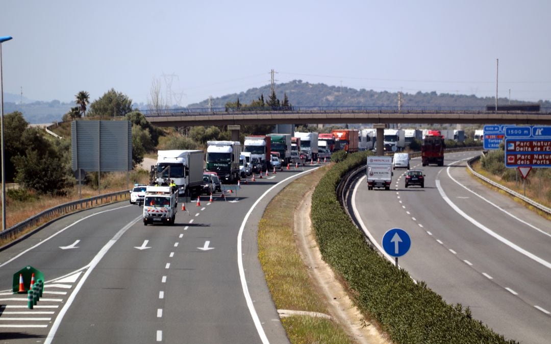 Cola en la autopista AP-7 provocada por los controles de movilidad de los Mossos d&#039;Esquadra