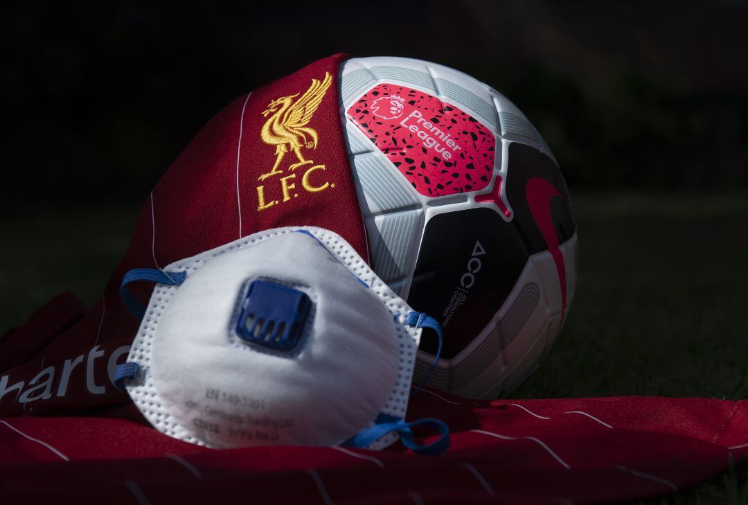 El balón de la Premier, con una camiseta del Liverpool y una mascarilla.