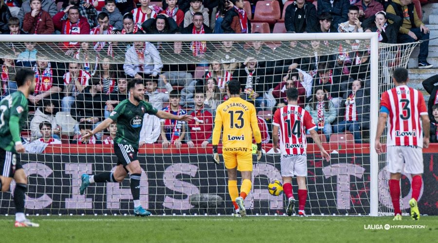 Los jugadores del Racing de Ferrol celebran uno de sus goles en El Molinón.