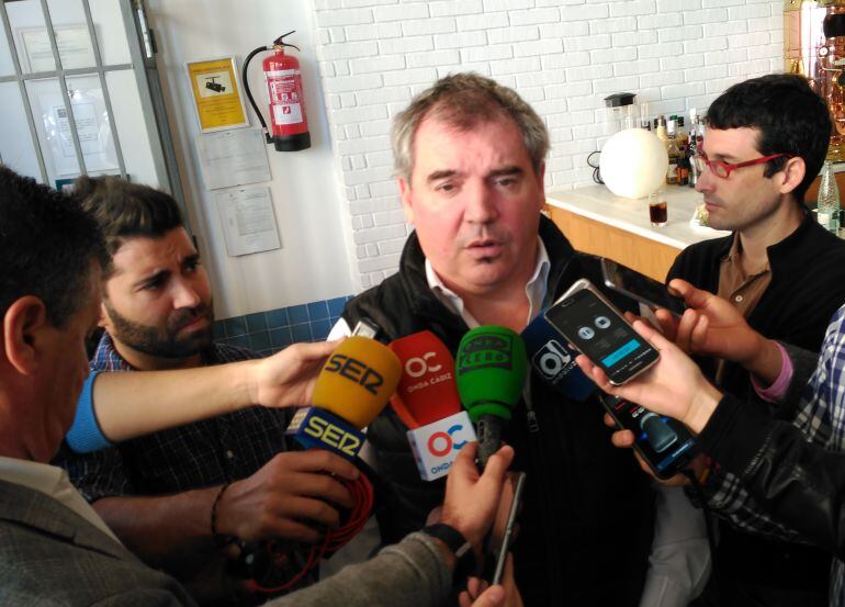 Vizcaino atiende a los medios en la comida de Navidad del Cádiz CF