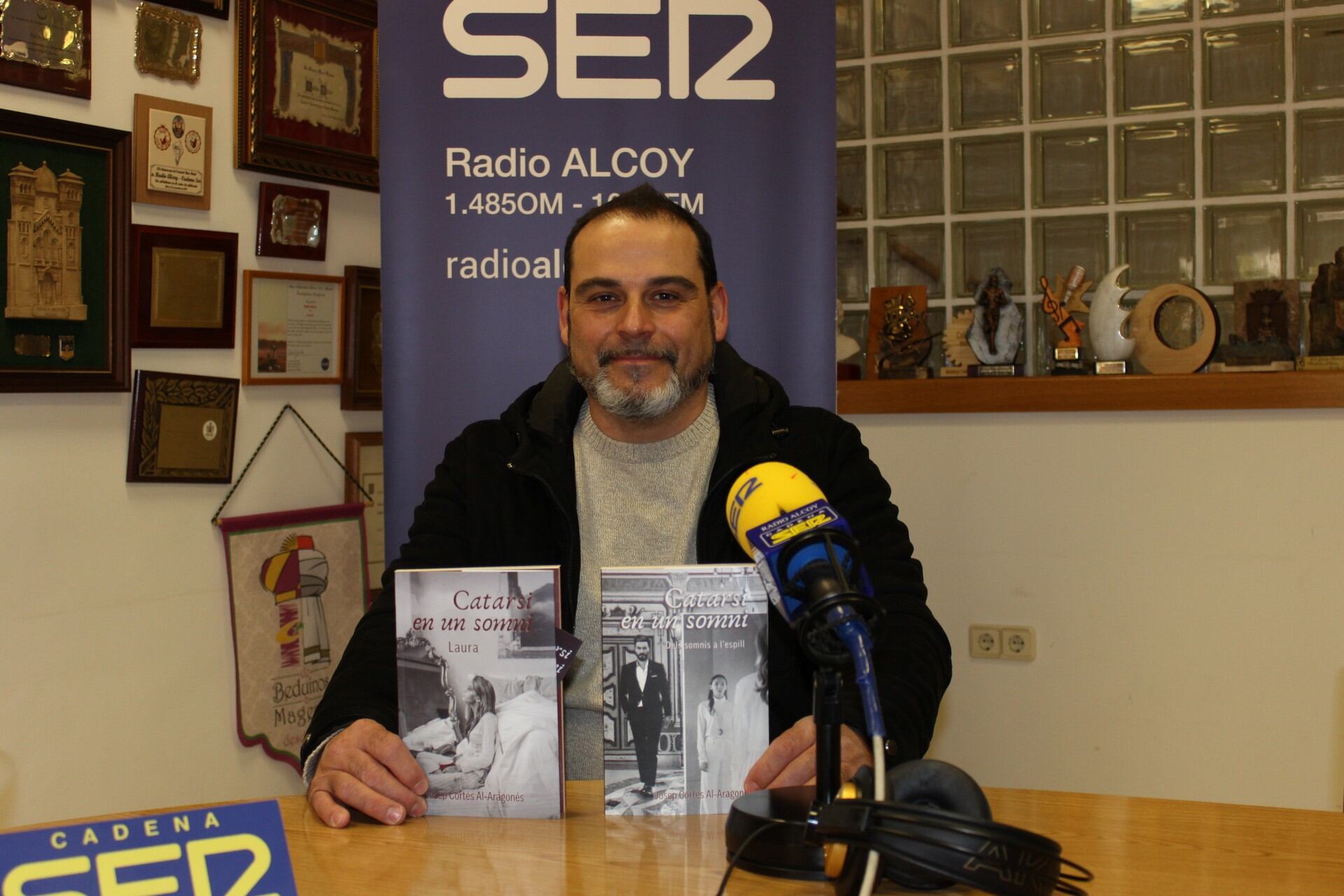 L' escriptor Josep Cortés mostra en els estudis de Ràdio Alcoi les novel·les que formen part de la nissaga 'Catarsis d'un somni'.