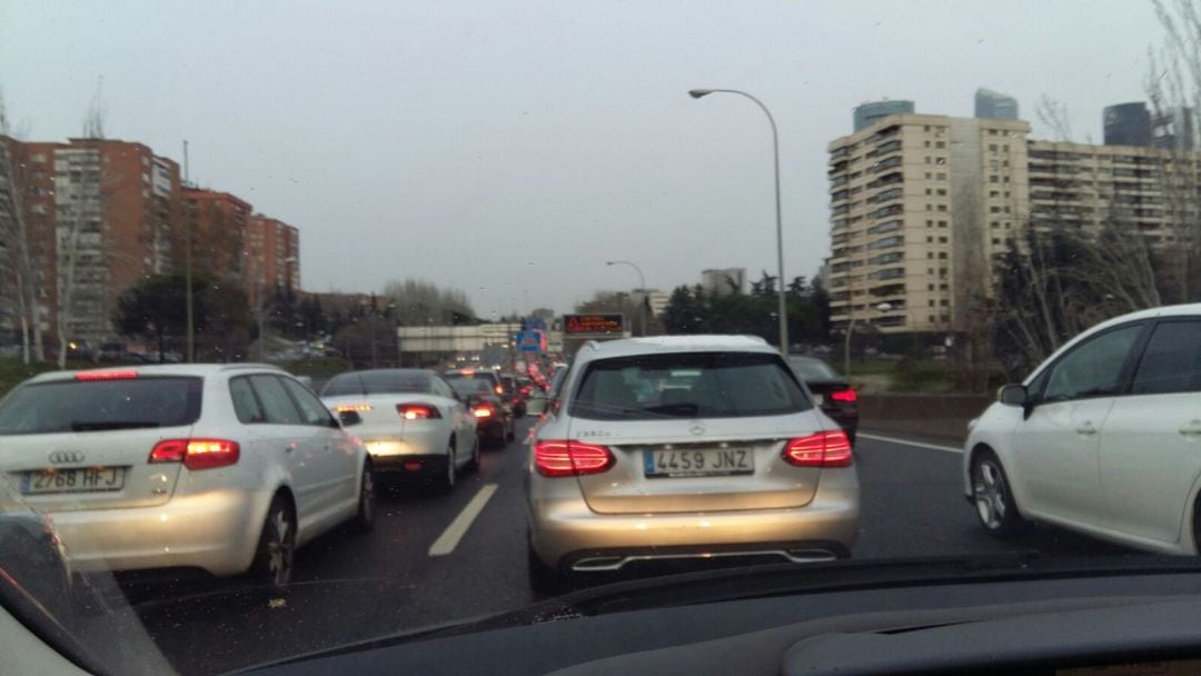 Atasco de coches en la M30 de Madrid