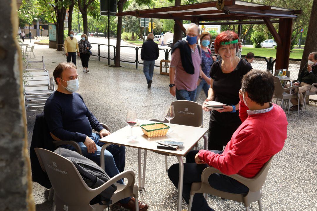 Clentes en una terraza 