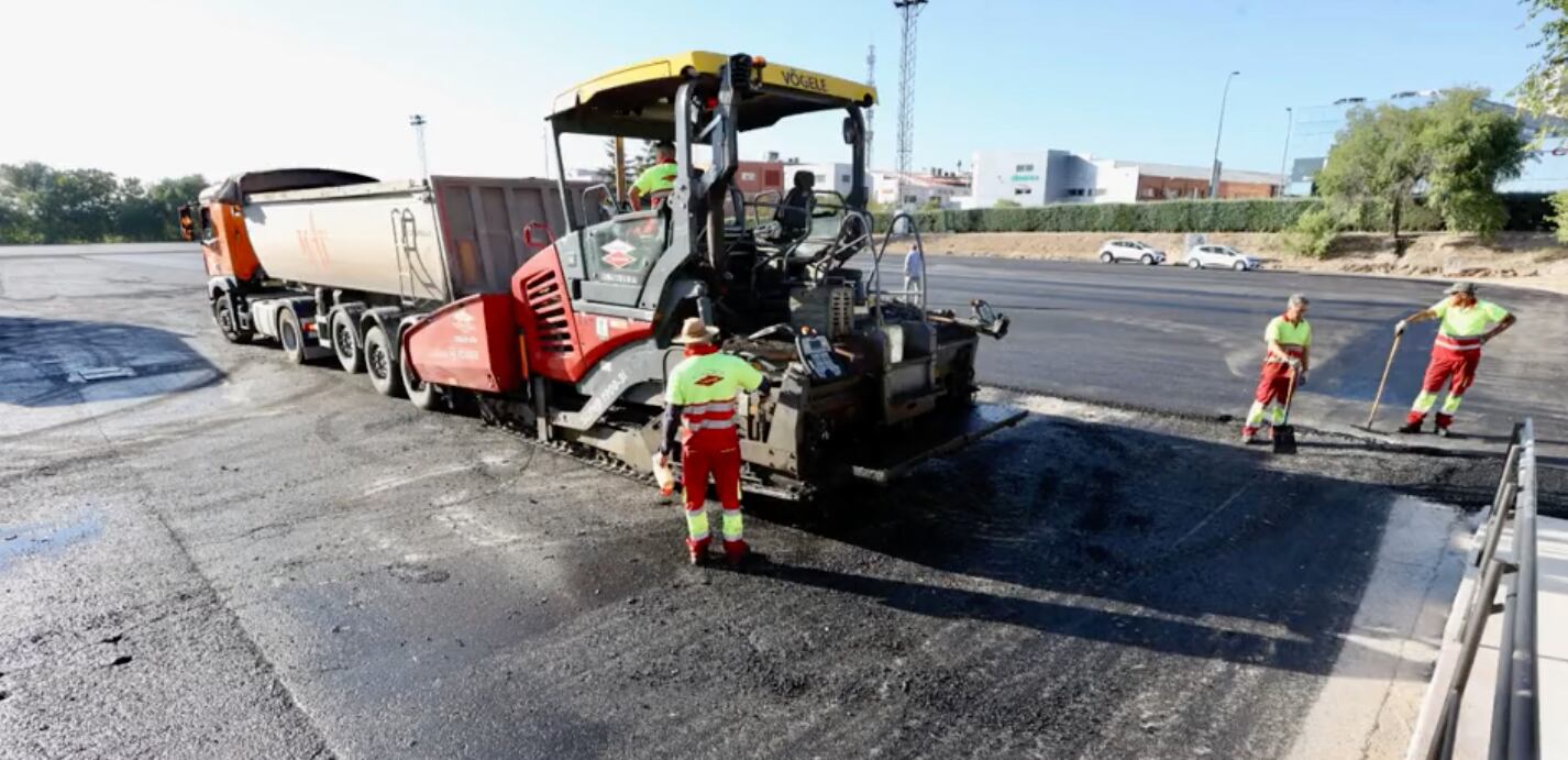 Trabajos de renovación de asfaltado en el recinto ferial de Alcobendas