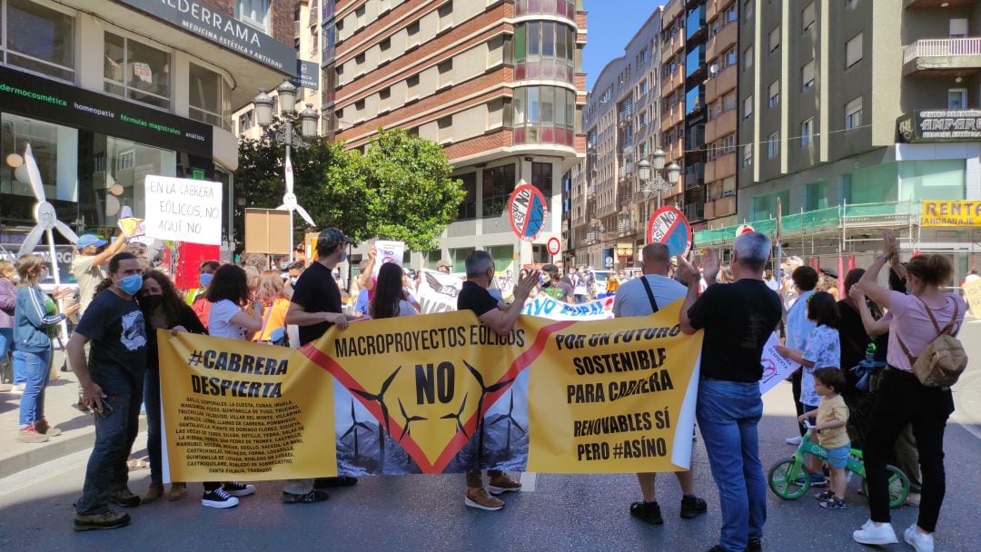 Concentración en la plaza de Lazúrtegui de Ponferrada