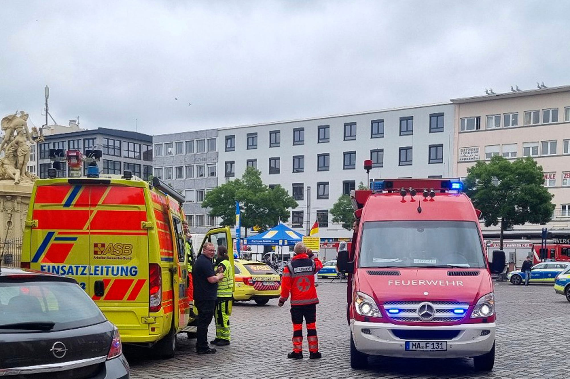 Policía y bomberos en el lugar del ataque de la semana pasada en Mannheim (Alemania)