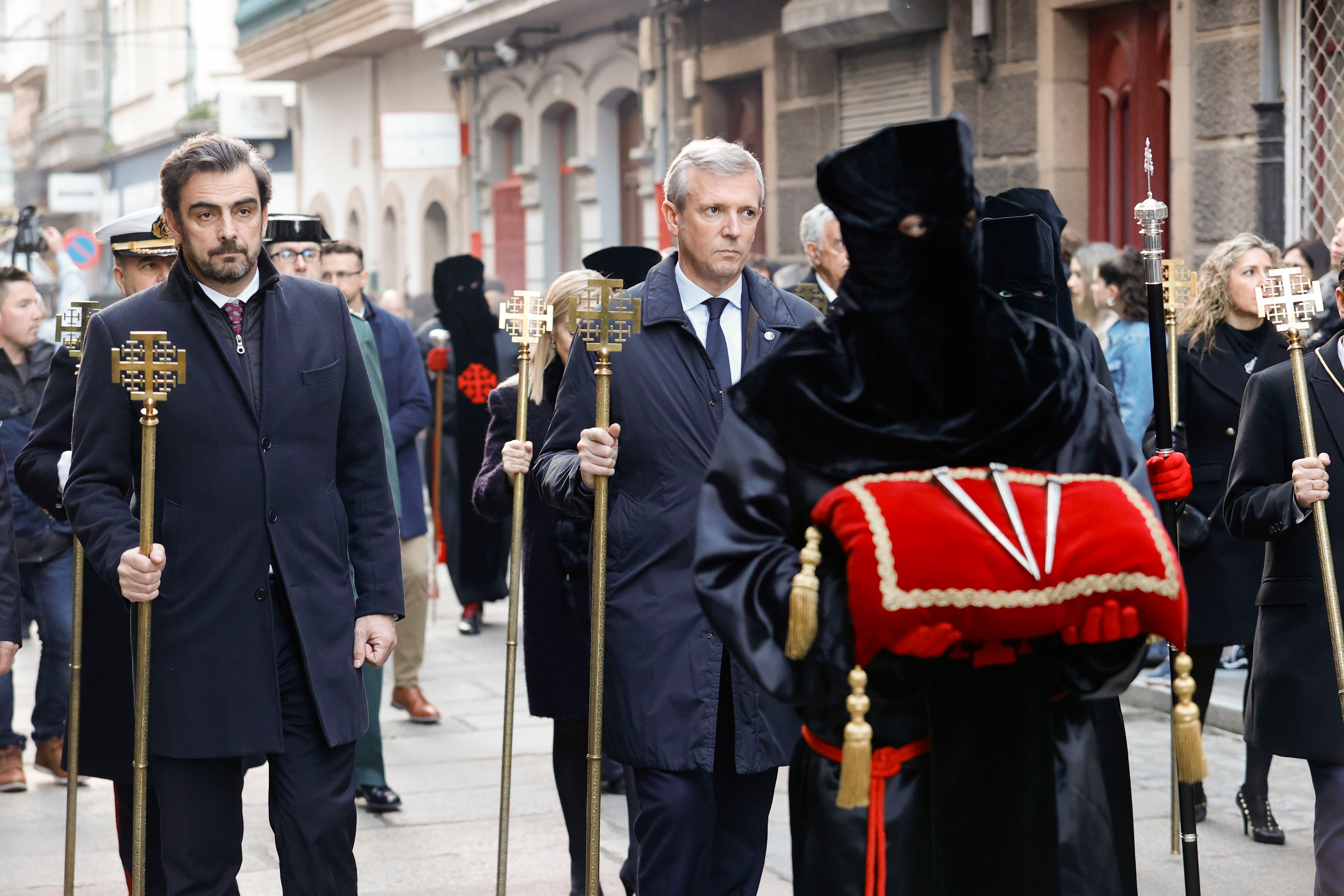 FERROL, 29/03/2024.- El Santo Entierro celebra este viernes el Desenclavo en San Julián y sale en procesión con la tradicional Urna del Santo Entierro, acto que preside el presidente de la Xunta de Galicia en funciones, Alfonso Rueda (c).- EFE/ Kiko Delgado.