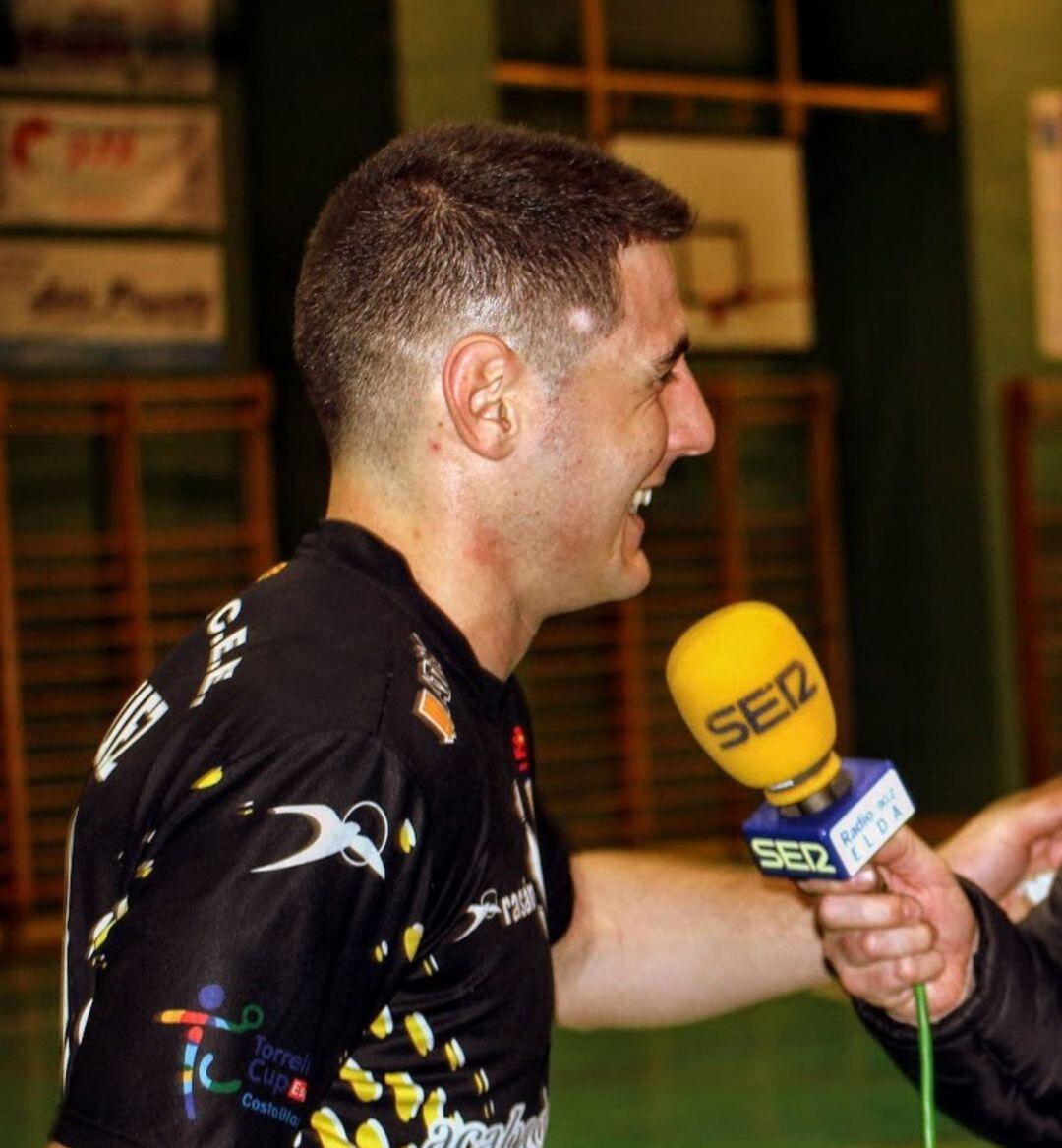 Manu Vázquez, central del Bm. Elda - C.E.E., confía en que el colista no dará la sorpresa