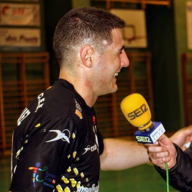 Manu Vázquez, central del Bm. Elda - C.E.E., confía en que el colista no dará la sorpresa