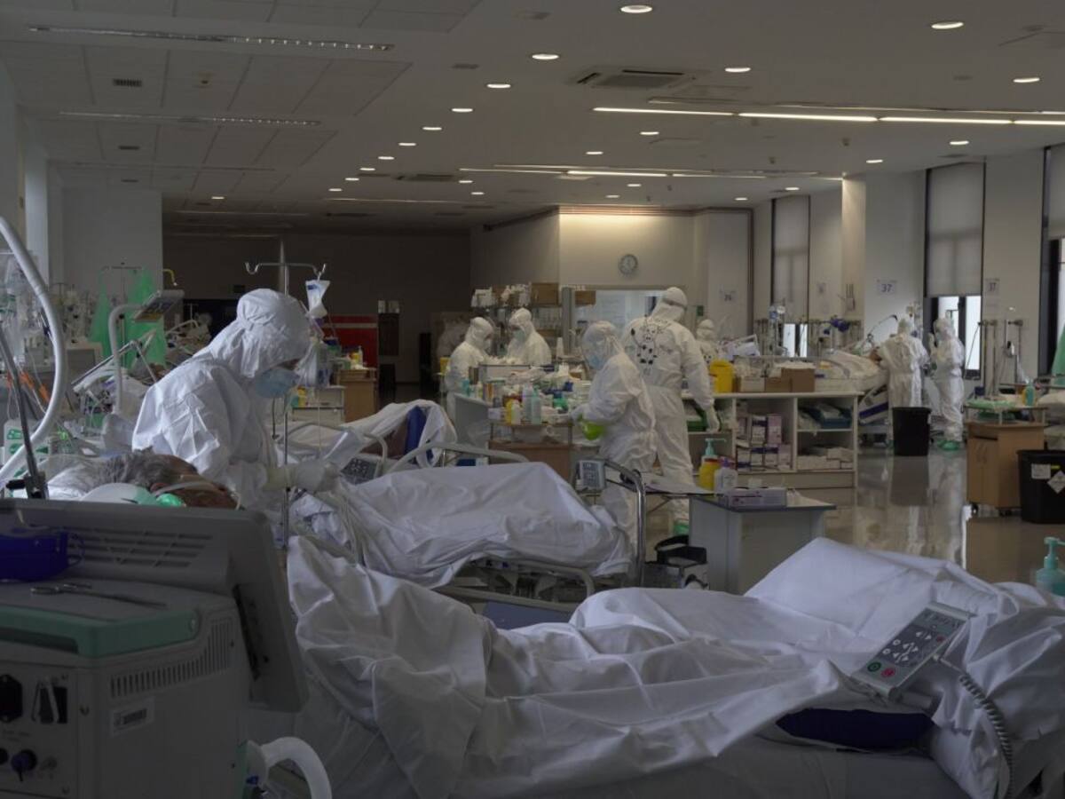 Tres pacientes ingresan en la UCI cada día por coronavirus