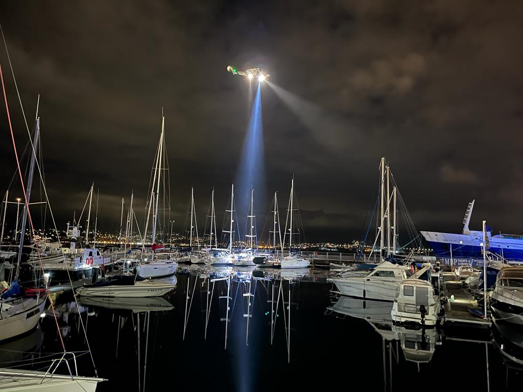 El helicóptero de salvamento PESCA 1 durante la búsqueda.