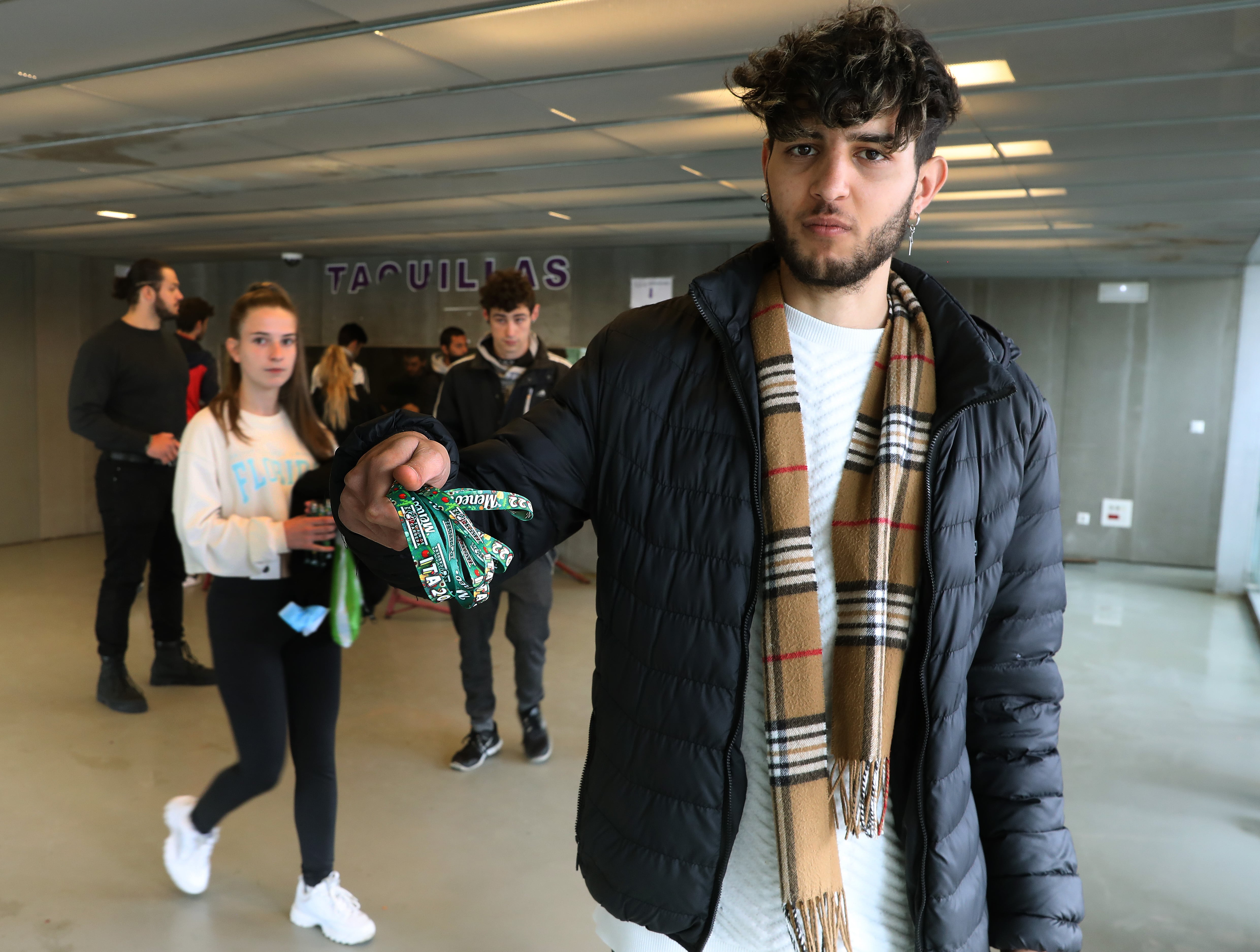 28-04-2022 PALENCIA Colas en la Balastera para conseguir una entrada para la fiesta de la ITA.FOTO Manuel Brágimo