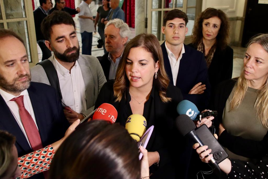 La vicealcaldesa Sandra Gómez atiende a los medios antes del pleno municipal. Fuente: PSPV