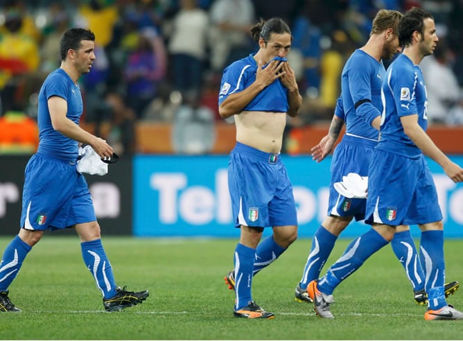 Los jugadores italianos, cabizbajos después de empatar ante Nueva Zelanda