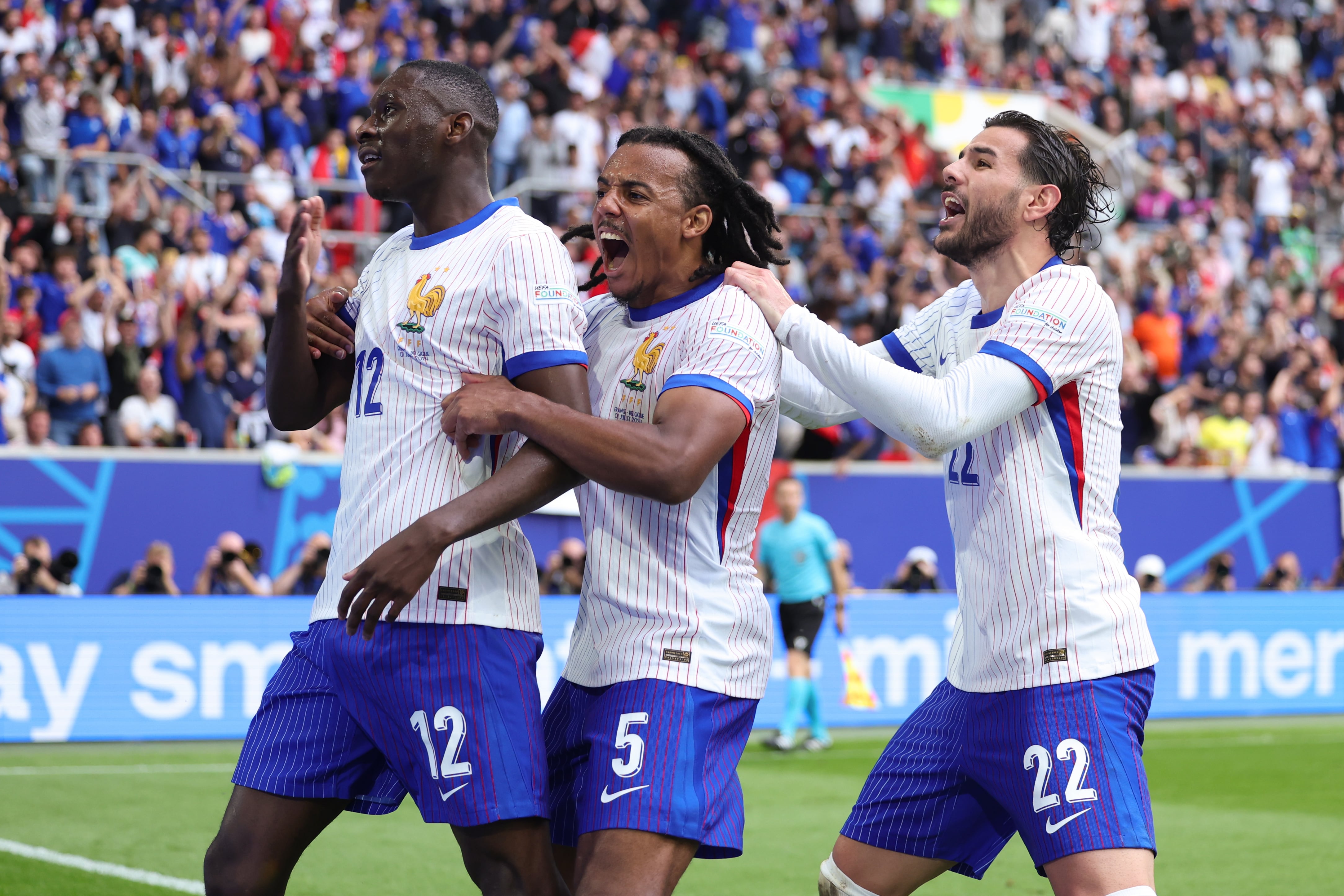 Kolo Muani celebra su gol junto a Koundé y Theo Fernández