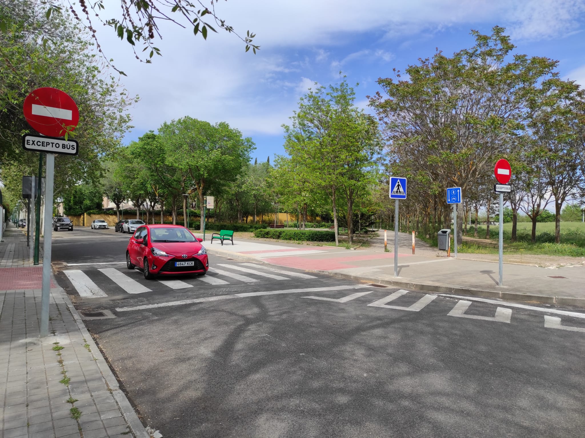 Un vehículo sale de forma reglamentaria de la Calle Alemania, en la que no se puede circular en dirección al colegio Jose María de la Fuente