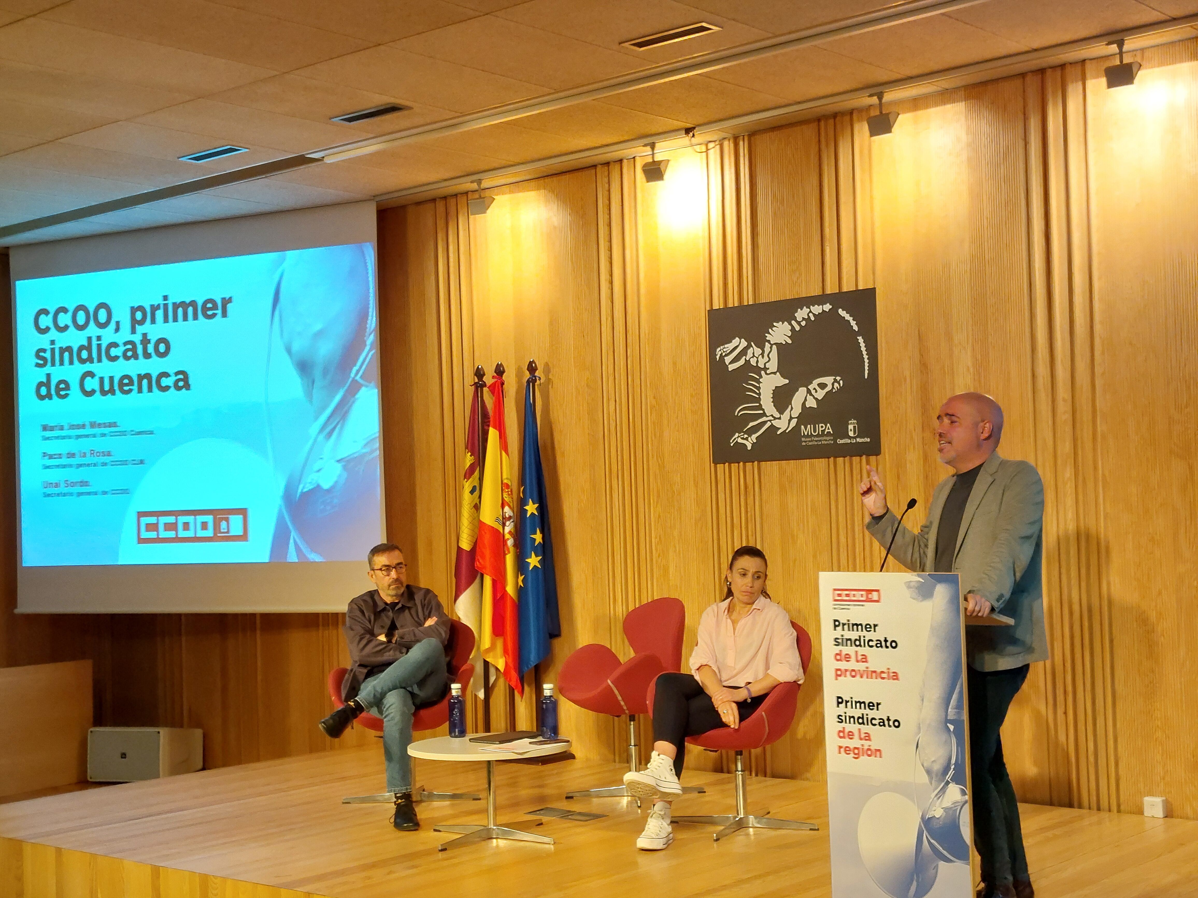 Unai Sordo (d) durante su intervención en la asamblea de CCOO Cuenca