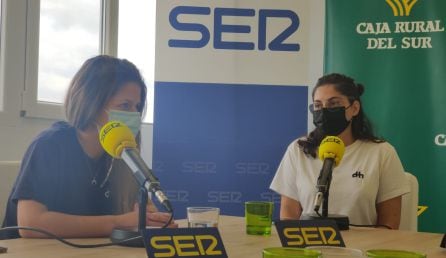 Paqui Borrero ingeniera agrónoma y Ángela Arroyo veterinaria de la Finca Dehesa Dos Hermanas de Santa Bárbara de Casa (Huelva)