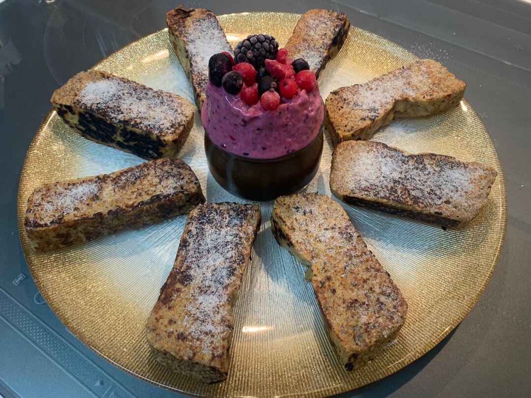 Ketorrijas flanqueando un helado fit de frutas del bosque. Todo, sin un solo hidrato de carbono