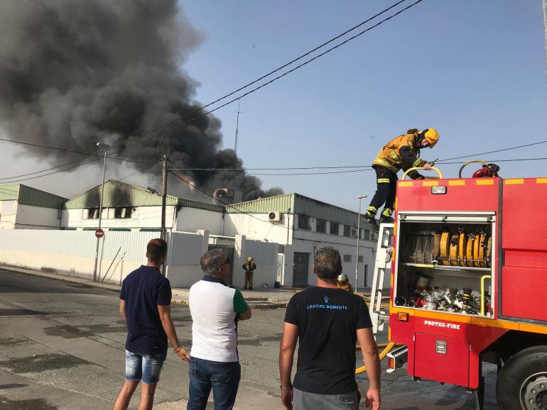 Este incendio ha creado una gran alarma en vecinos y trabajadores de la propia fábrica