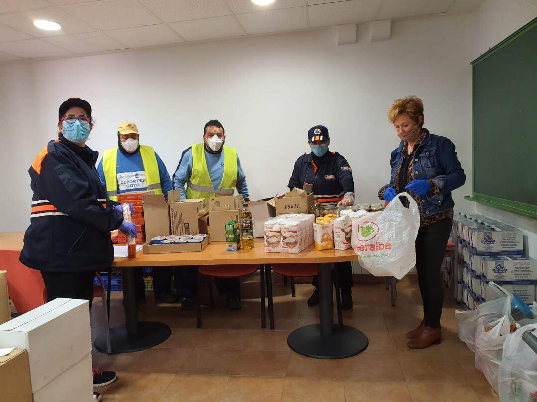 La alcaldesa de San Clemente en la recogida de alimentos para lso vecinos más desfavorecidos