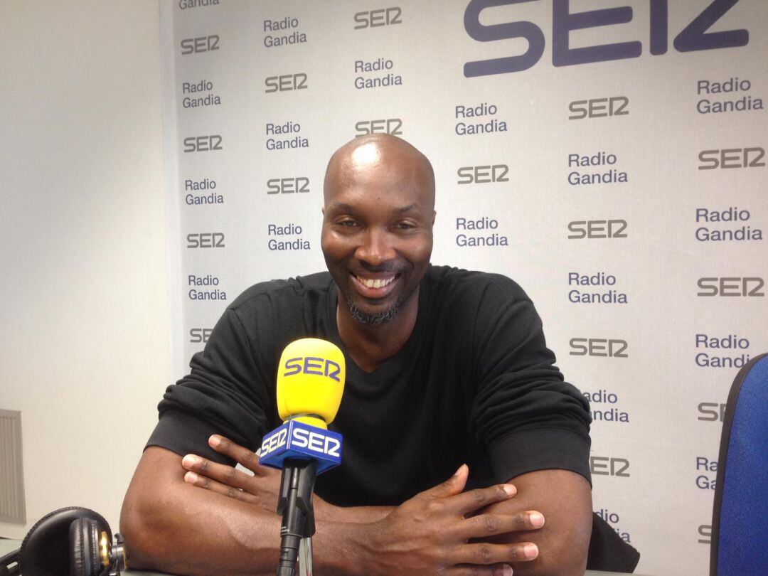 Shay Miller en el estudio de Radio Gandia SER