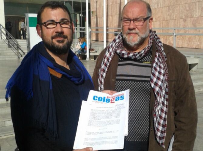 Miembros de la asociación COLEGA a la salida de la fiscalía de Málaga tras presentar la denuncia