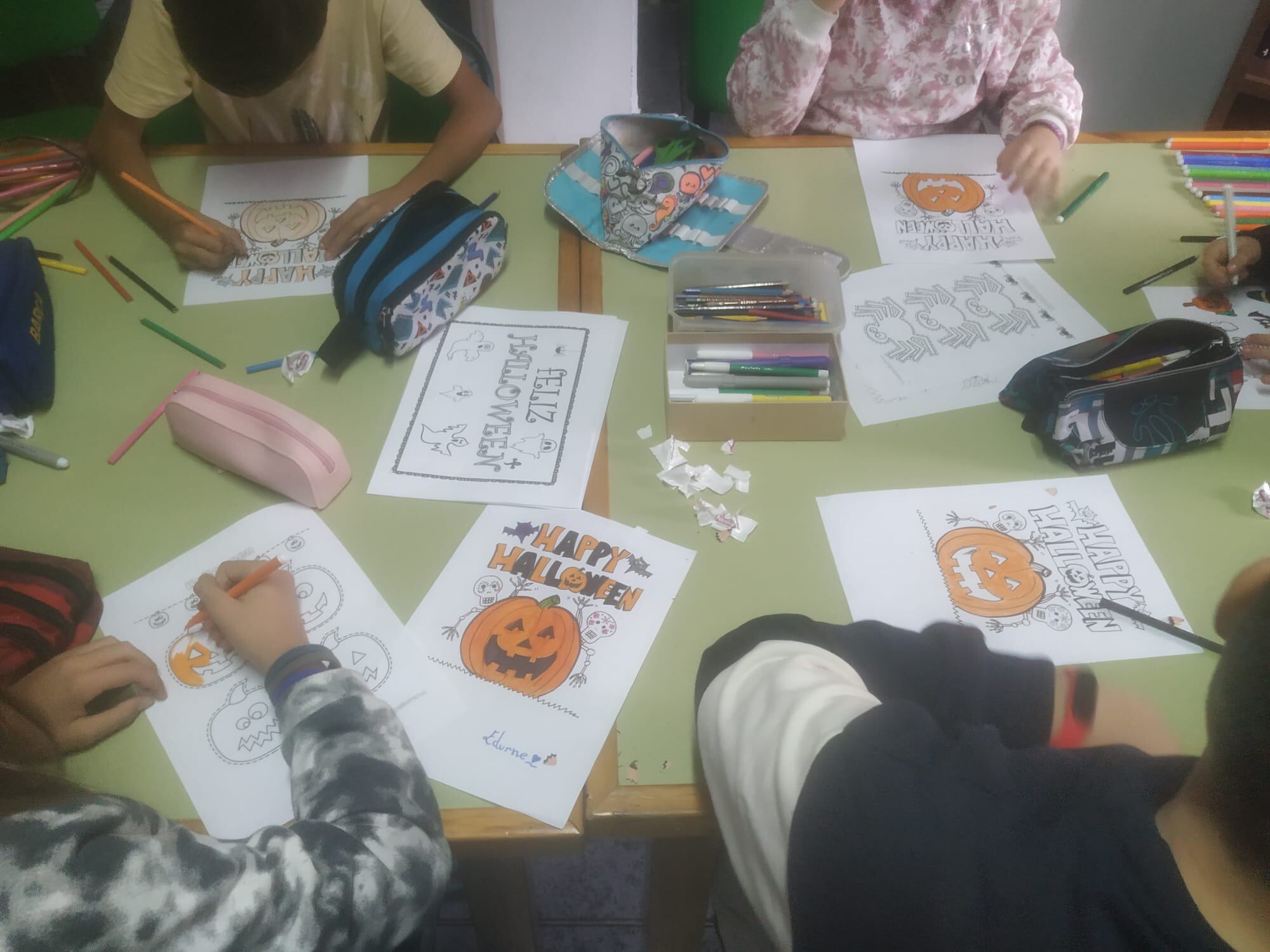 Niños celebrando el Día de la Biblioteca