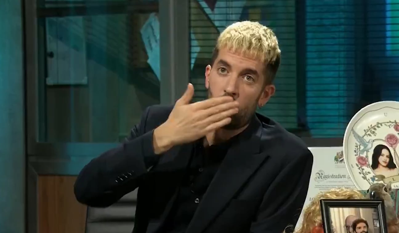 David Broncano lanza un beso a Andreu Buenafuente durante &#039;La Revuelta&#039; de este jueves