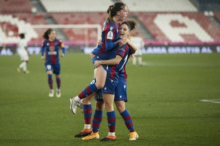 Esther González celebrando su gol ante el Logroño en la semifinal de Supercopa de España femenina 2021.