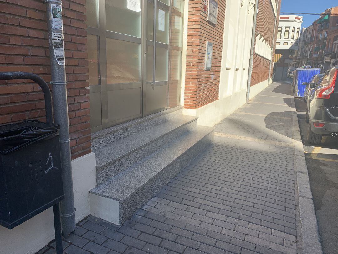 Una rampa y ensanchamiento de aceras para las Escuelas Municipales de Medina