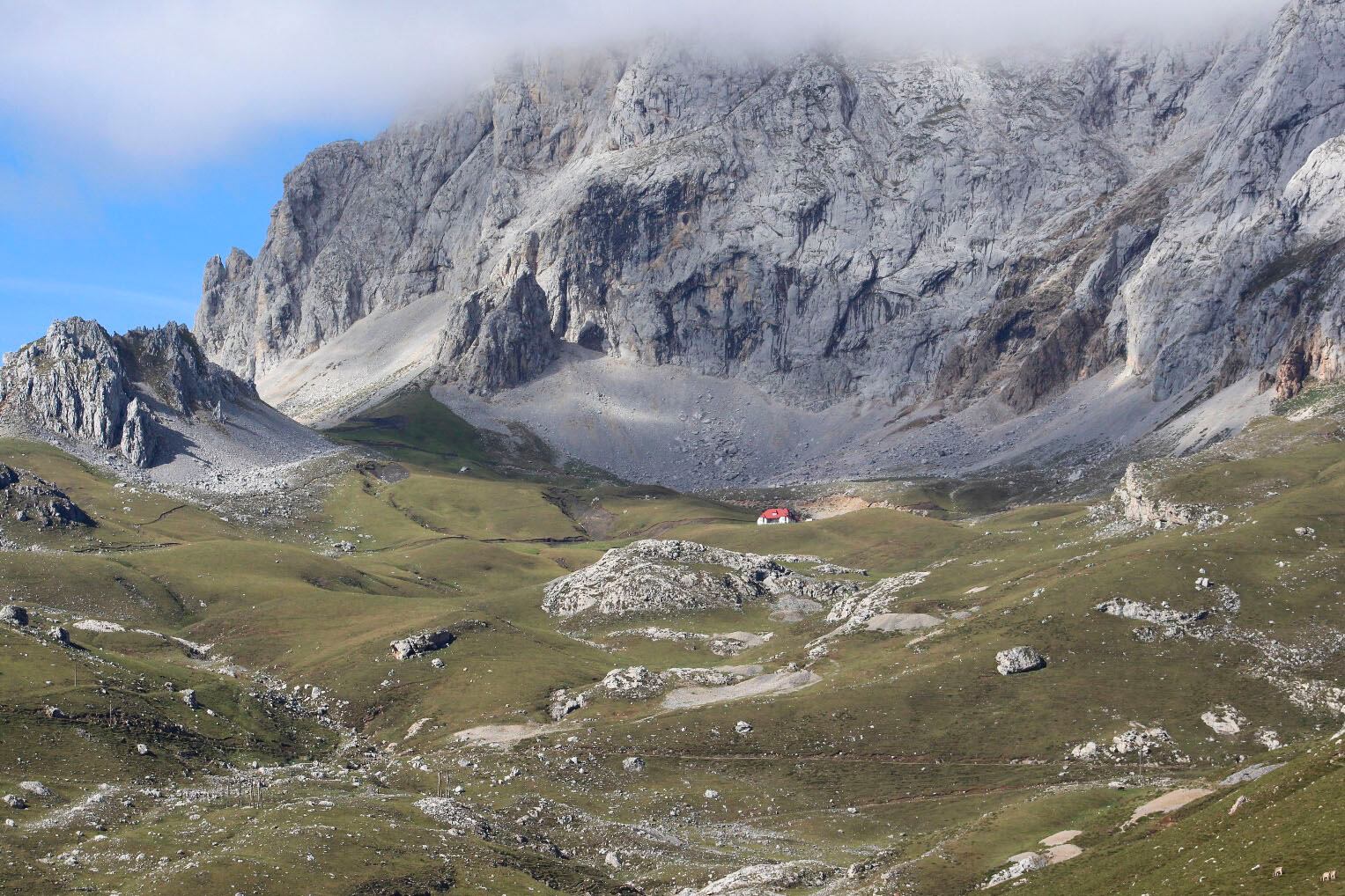 SANTANDER, 07/04/2025.- Foto de archivo fechada el 11 de septiembre de 2017 que muestra la zona de Peña Vieja donde dos montañeros han fallecido este lunes en el macizo central del Parque Nacional de los Picos de Europa, en la zona cántabra. EFE/Maru García Robles
