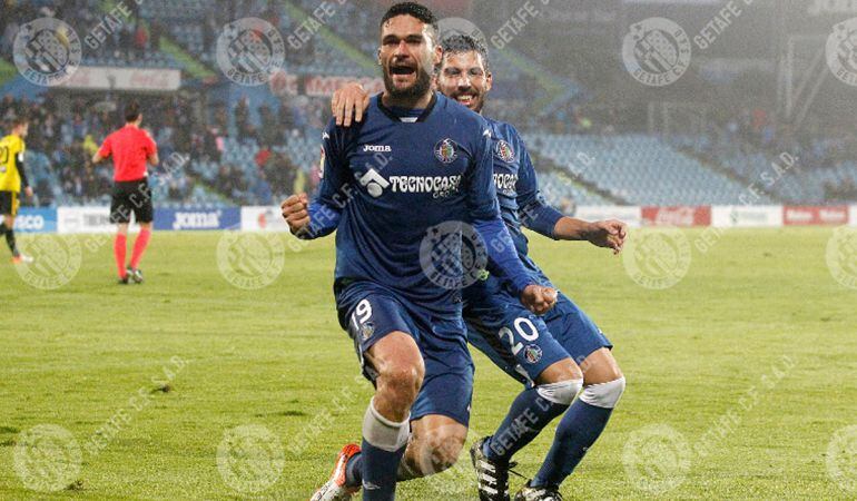Molina (i) celebra junto a Pacheco el gol que supuso la victoria ante el Real Zaragoza