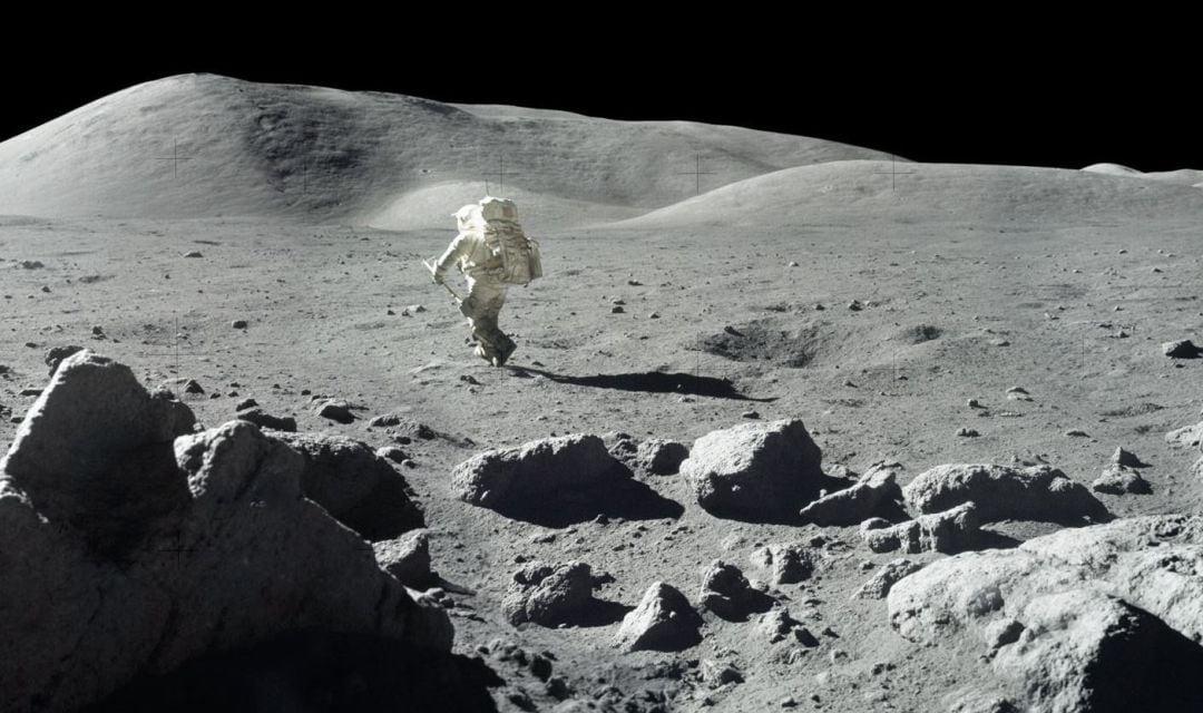 Panorámica de la superficie de la Luna tomada durante una misión Apolo. 