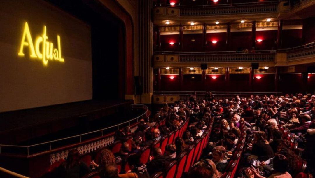 Proyección de cine en el Teatro Bretón