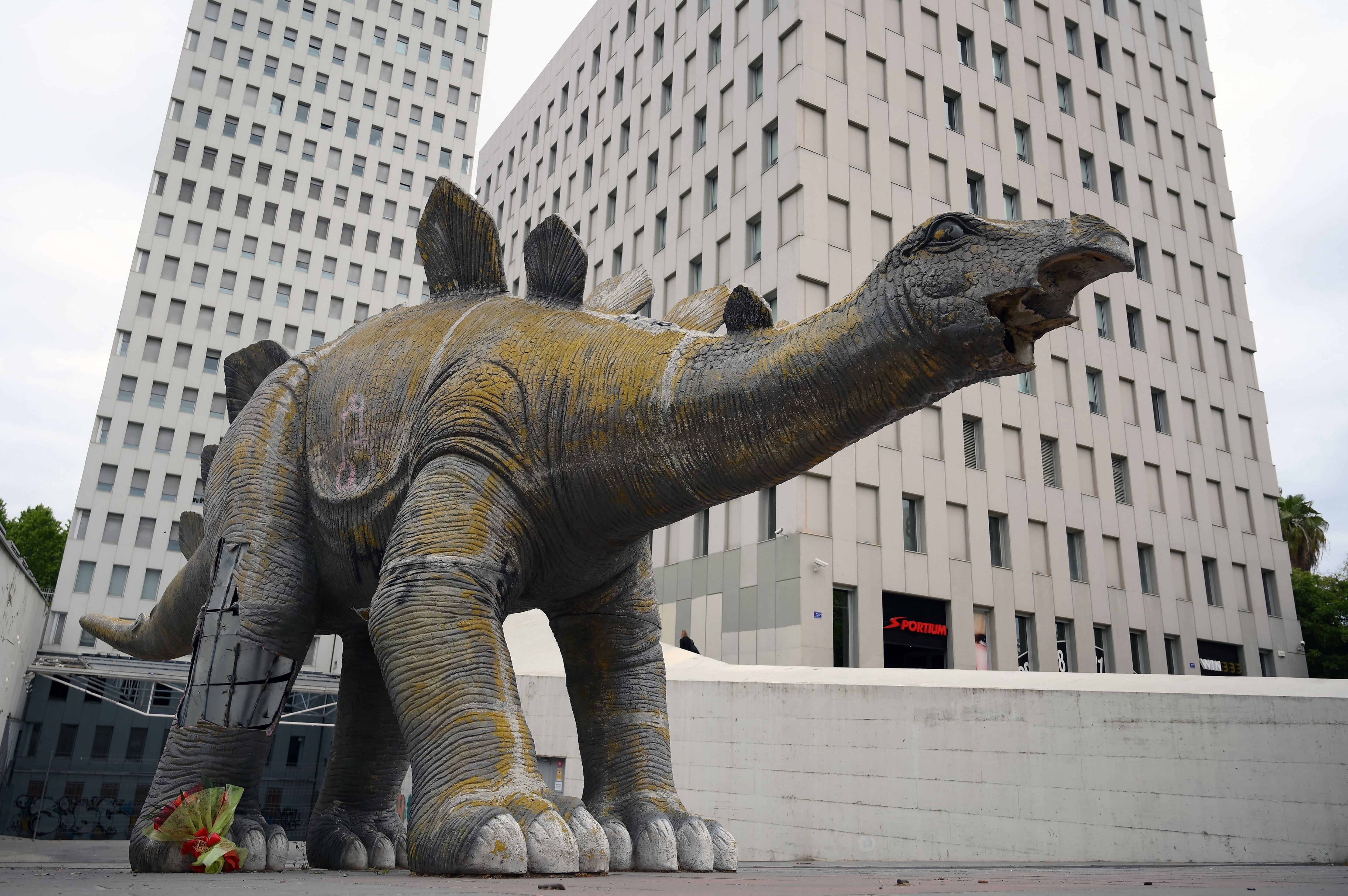 El dinosaure decoratiu de Santa Coloma de Gramenet on van trobar-hi un mort