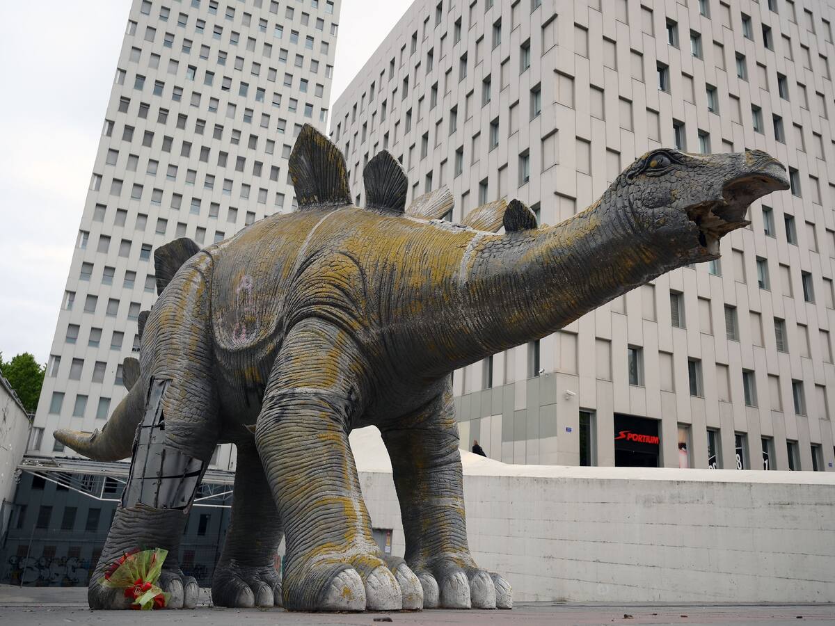 Un mort dins d'un dinosaure decoratiu a Santa Coloma de Gramenet: què li ha passat?
