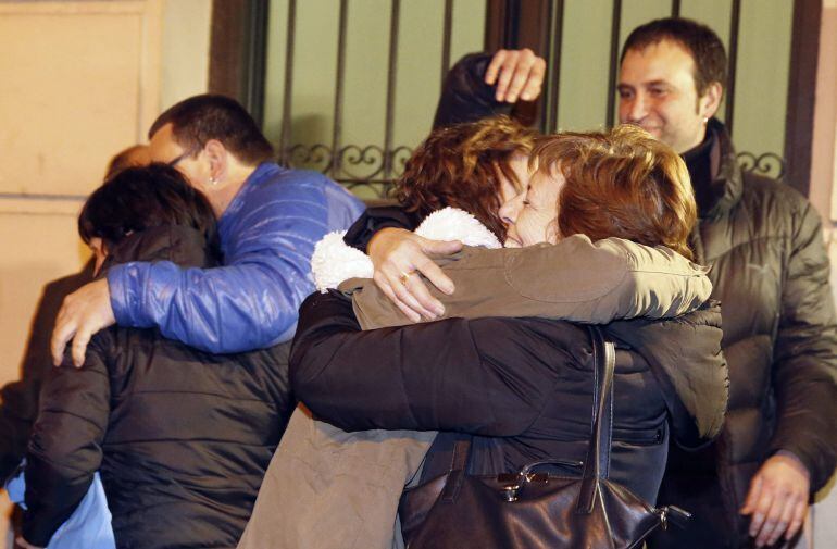 Cinco abogadas de Herrira, detenidas en la operación Mate contra el "frente de cárceles" de ETA, han sido puestas en libertad por el juez de la Audiencia Nacional Eloy Velasco, aunque con la prohibición de realizar "visitas organizadas" a presos de la ban