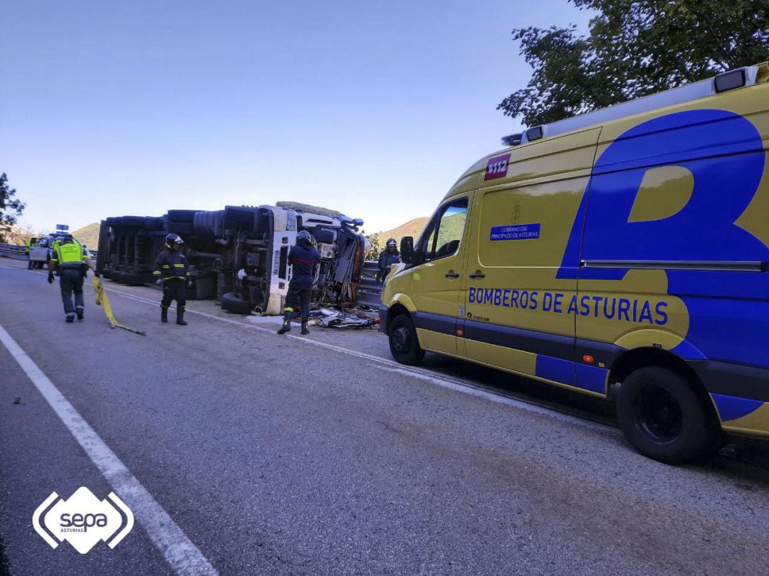 El camión volcado en Pajares ha obligado a cortar un carril de la carretera N-630 durante varias horas.