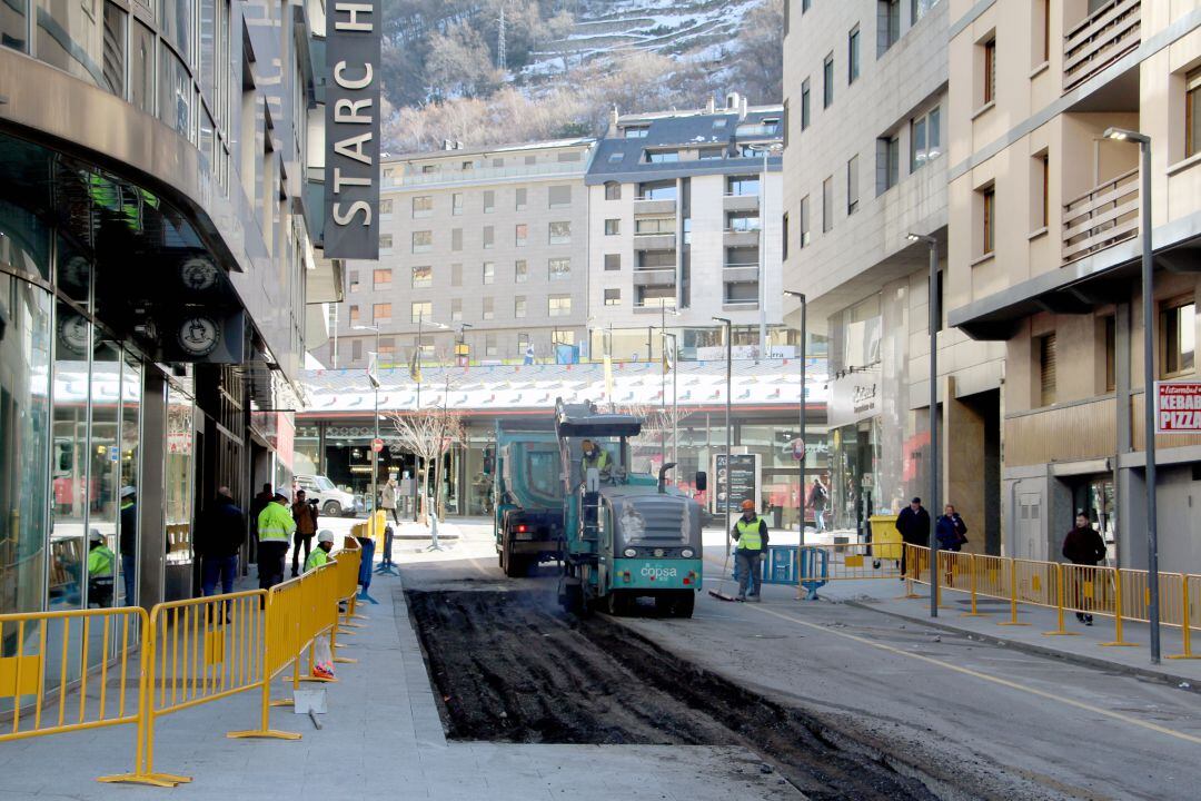 Treballadors a l'obra per connectar les zones comercials de Meritxell, Fener Bulevard, i Riberaygua i Travesseres.