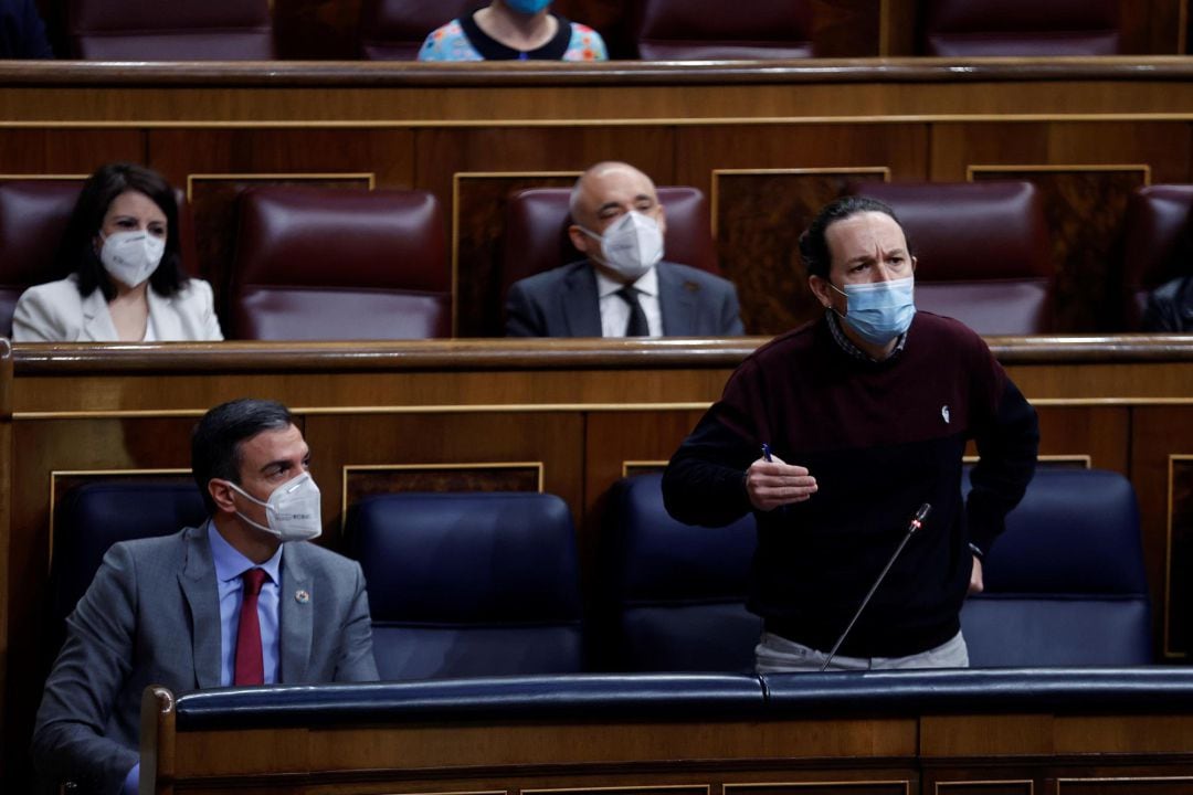 El vicepresidente segundo del Gobierno, Pablo Iglesias (d) junto con el presidente del Gobierno, Pedro Sánchez (i) durante la sesión de control al Gobierno este miércoles en el Congreso