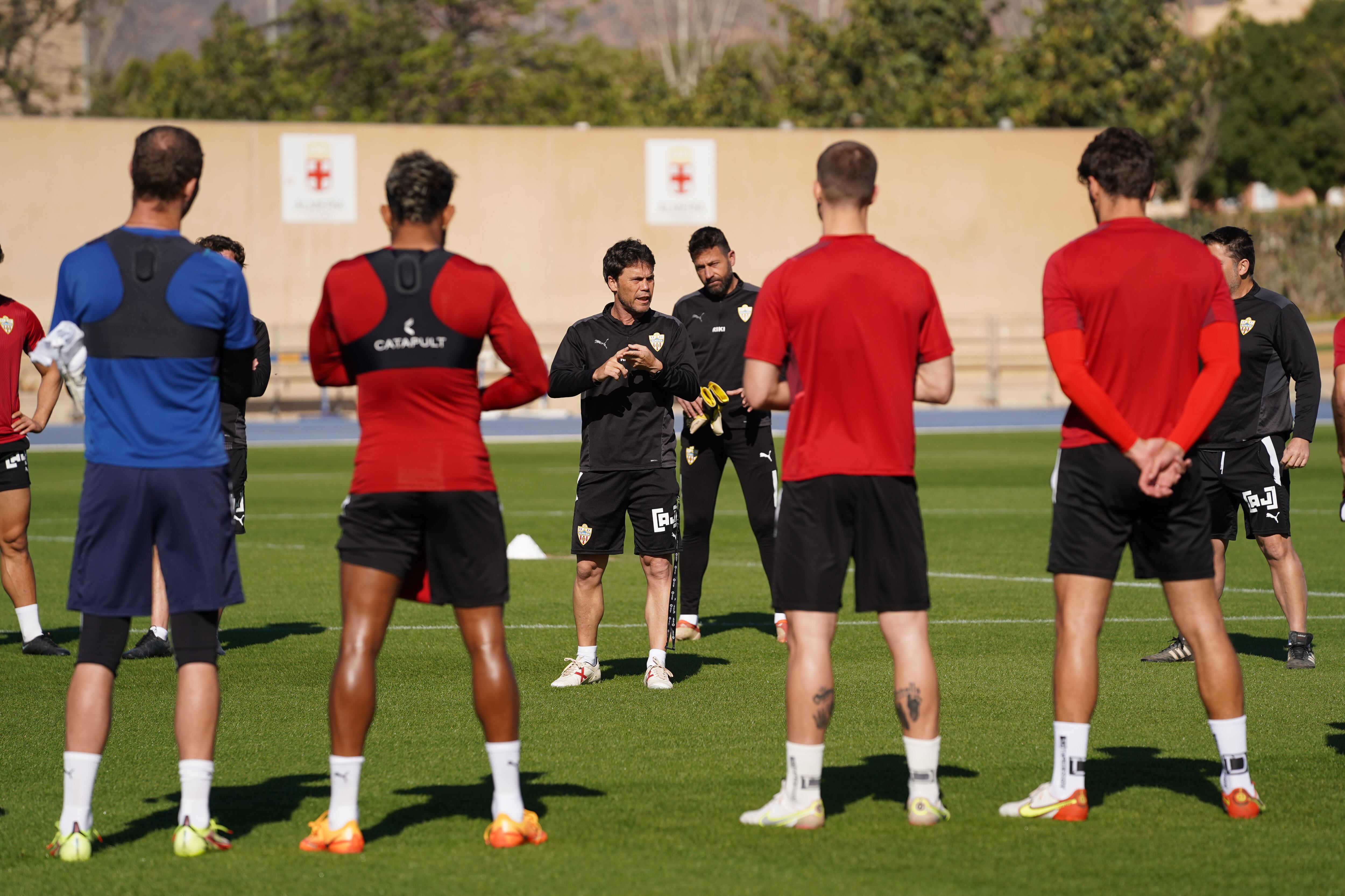 Charla del técnico a la plantilla en el entrenamiento.