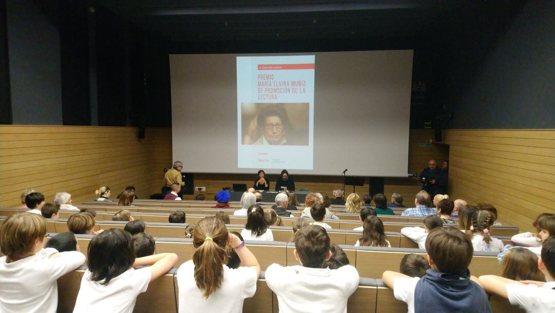 Alumnos del CP Clarín en el salón de la antigua Escuela de Comercio como galardonados del Premio Elvira Muñiz, también merecido por el librero Rafa Gutiérrez.