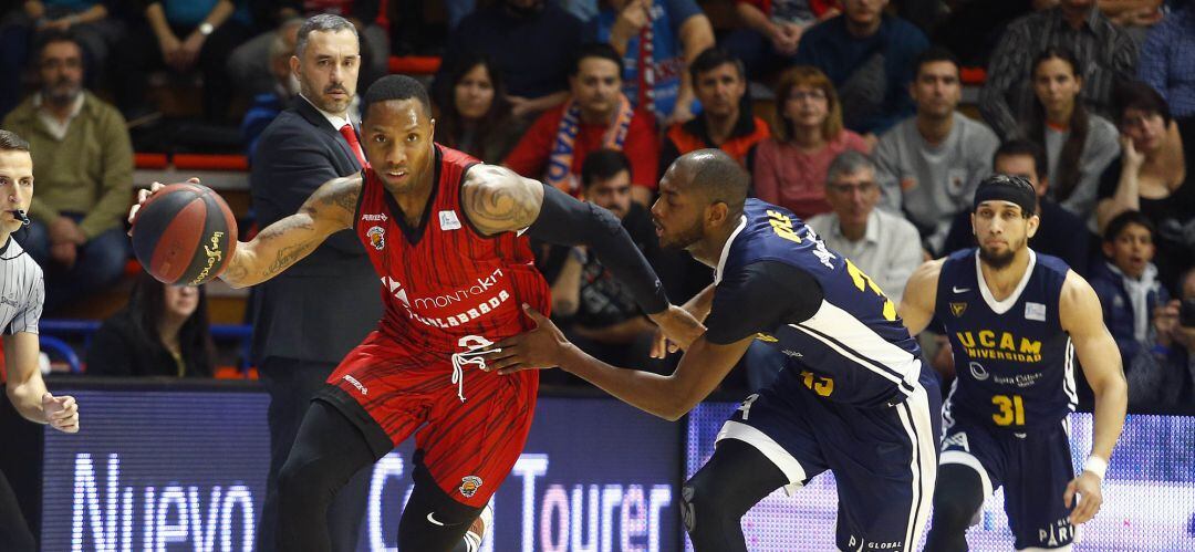 El jugador de Montakit Fuenlabrada EJ Rowland (i) concude el balón ante la oposición de Milton Doyle (UCAM Murcia). El californiano promedia más de 18 puntos anotados en los últimos tres partidos.