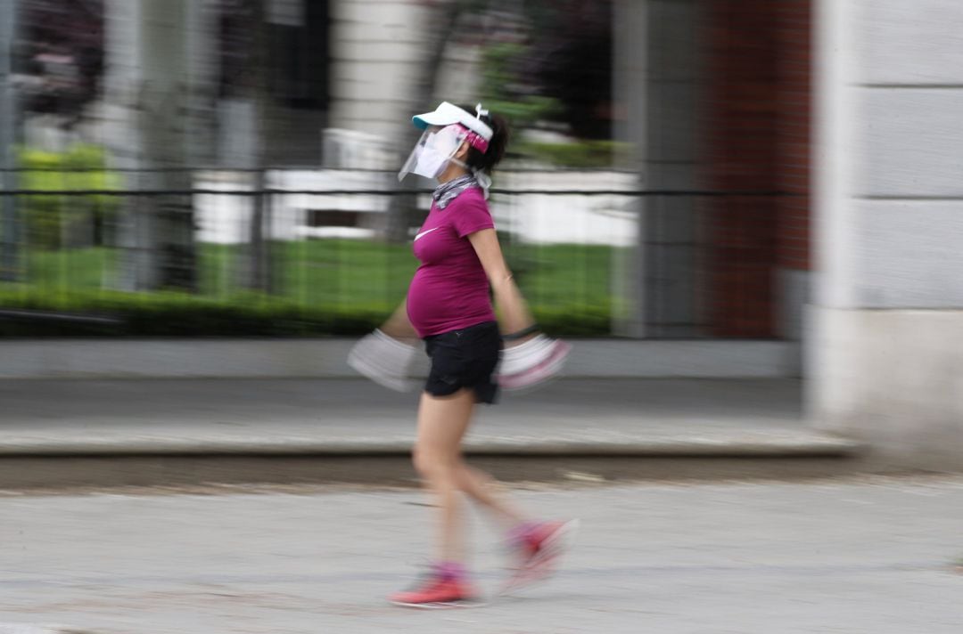 Una mujer embarazada y con visera de protección (archivo)